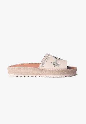 Beige slip-on sandaal met geborduurde geometrische patronen, middenzool in jute-stijl, platte rubberen buitenzool en open teen ontwerp.