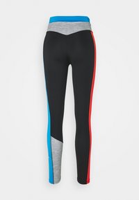Czarne legginsy z blokowym podziałem kolorów w odcieniach niebieskiego, szarego i czerwonego. Posiadają wysoki pas i kontrastowe panele boczne. Gładka tekstura.