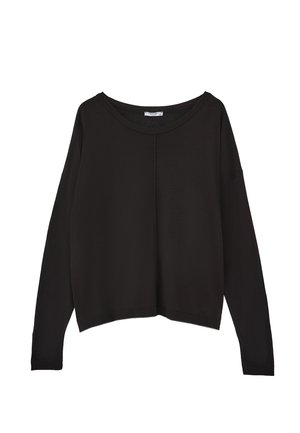 Haut noir à manches longues avec une coupe ample, un col large et des poignets côtelés. Texture lisse, sans motifs, ourlet légèrement plus long à l'arrière.