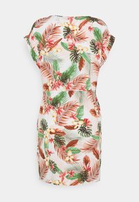 Robe jusqu'aux genoux avec des manches courtes, ornée d'un motif floral tropical en vert, marron, jaune et rose sur fond blanc.