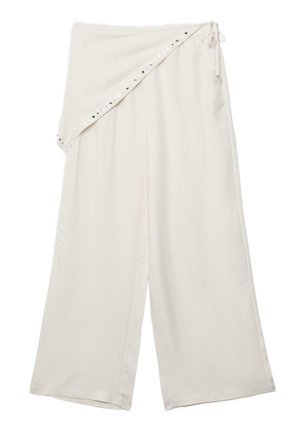 Kremfarvede bukser med vide ben og en overliggende flap med sølvøjer samt bindelukning i siden ved taljen.