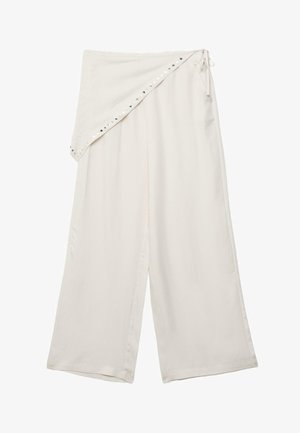 Kremfarvede bukser med vide ben og en overliggende flap med sølvøjer samt bindelukning i siden ved taljen.