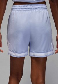 Gaiši zili sporta šorti ar tekstūru, elastīgu jostasvietu un kontrastējošu baltu apdari kāju atverēs un sānu kabatās.