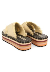 Sandales plateforme avec des brides en toile effilochées de couleur beige, logo noir sur une semelle sombre, et base multicolore rayée dans des teintes de rose, rouge et orange.