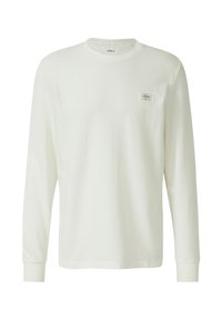 Wit shirt met lange mouwen en ronde hals, met een geribbelde textuur en een klein rechthoekig label op de linkerborst met het merklogo.