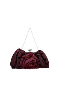 Bordeauxfarvet satin clutch med stor stofblomst, sølvkæderem og en lukning med dekorative metaldele.