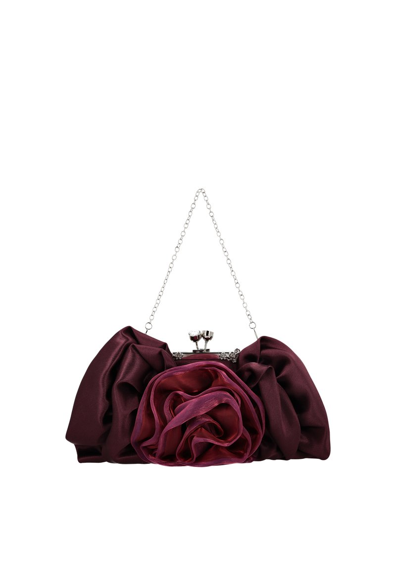 Bordeauxfarvet satin clutch med stor stofblomst, sølvkæderem og en lukning med dekorative metaldele.