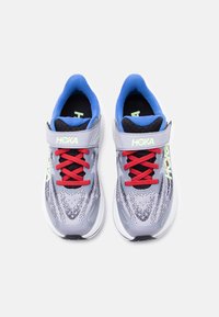 Ζευγάρι γκρι και μαύρα παπούτσια τρεξίματος με μπλε εσωτερική επένδυση, κόκκινα κορδόνια και λευκές σόλες, με τη μάρκα "HOKA" στο λουράκι και το πλάι.