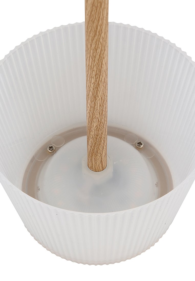 Vaso rotondo in plastica bianca con texture rigata, dotato di un manico in legno naturale al centro e una base trasparente.