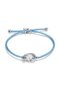 Pulsera ajustable con cordón azul claro, detalles en plata y una perla central blanca y brillante. Textura suave y diseño minimalista.