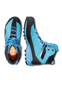 Bottes de randonnée bleu clair avec accents noirs, tige texturée, embout renforcé, œillets en métal argenté et semelle extérieure noire robuste pour une bonne adhérence.