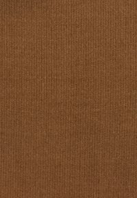 Brauner Stoff mit einer gerippten Textur, der vertikale Linien und eine weiche, matte Oberfläche aufweist. Gleichmäßige Färbung über die gesamte Fläche.