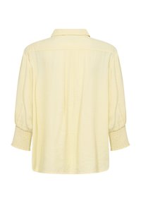 Blusa gialla leggera con colletto, chiusura a bottoni sul retro e polsini elastici arricciati, caratterizzata da una vestibilità comoda e una texture morbida.
