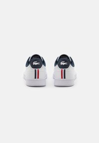 Lacoste CARNABY PRO - Sneakers basse - white/navy/red