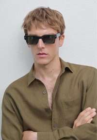 Massimo Dutti REGULAR FIT WITH POCKET DETAIL - Shirt - dark green