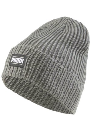 Gorro de punto gris con textura acanalada, que presenta una etiqueta rectangular negra con el logo "PUMA" en la parte frontal. Diseño simple y funcional.