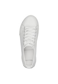 Weiße Canvas-Sneaker mit abgerundeter Zehenpartie, flachem Schnürdesign, Gummisohle und ohne sichtbare Muster oder Akzente. Sauberer und minimalistisch gestalteter Stil.