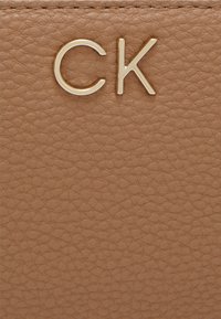 Calvin Klein WALLET - Plånbok - safari
