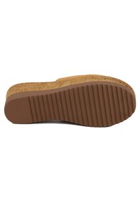 Sole in sughero con fondo in gomma marrone. Riga testurizzata per una presa migliore, che transita delicatamente verso una superficie piatta.