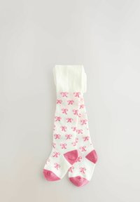 Weiße Socken mit einem wiederholten rosa Schleifenmuster, verziert mit einfarbigen rosa Akzenten an der Spitze und der Ferse. Hergestellt aus weichem, strukturiertem Material.