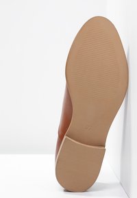 KIOMI Stringate - tan