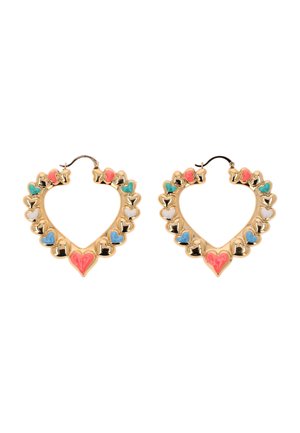 Gyldne øreringe i hjerteformede hoops med skiftevis pink, grønne, hvide og blå emaljehjerter langs kanterne.