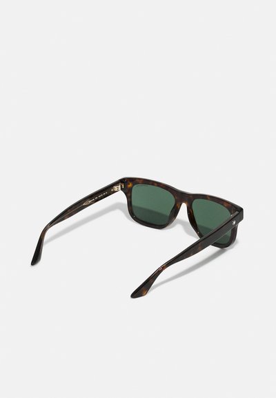 Skilpadde-sunglasses med grønne linser, rektangulær form og tynne armer med en subtil gullaccent på tempelet.