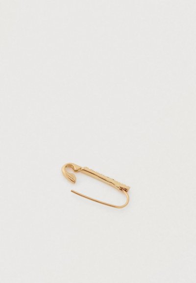 Χρυσή παραμάνα με λεία, λαμπερή επιφάνεια. Διαθέτει καμπυλωτή αγκράφα και ίσια καρφίτσα· μίνιμαλ σχεδιασμός χωρίς επιπλέον διακοσμήσεις.