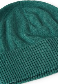Pletená tyrkysová čepice s žebrovaným lemem a hladkou texturou. Má zaoblenou špičku a bezšvový design. Žádné viditelné značky nebo vzory.