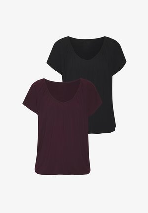 Zwei kurzärmeliges Oberteile in Schwarz und Burgunderrot, mit Rundhalsausschnitt und Raffung vorne, aus weichem Stoff gefertigt.
