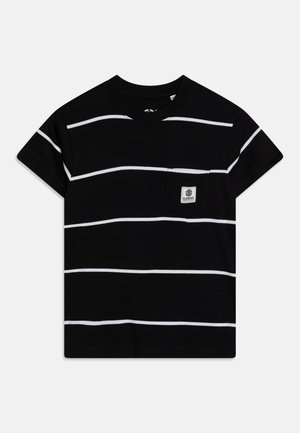 T-shirt noir à manches courtes avec des rayures horizontales blanches et une petite poche avant arborant le logo de la marque Element sur la poitrine.
