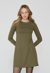 Abito lungo a maniche lunghe in verde oliva con scollatura rotonda, texture liscia e vestibilità rilassata, che termina sopra il ginocchio.
