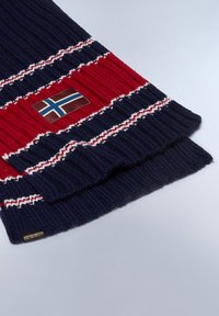 Strikket tørklæde i marineblå, rød og hvid. Har et norsk flag lappe og ribbet tekstur med striber. Tykt og blødt materiale.