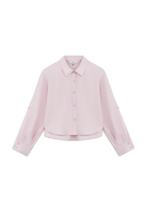 Chemise boutonnée à manches longues, coupée, en tissu rose clair. Elle présente un col et des poignets à bouton unique avec une texture lisse.