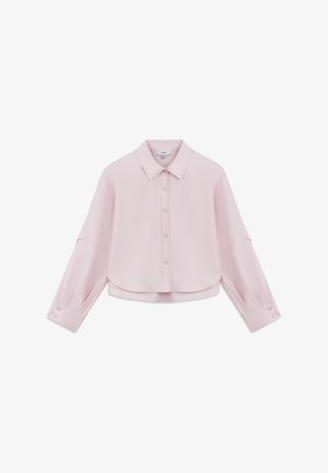 Przycięta, długosleeve koszula zapinana na guziki w jasnoróżowym materiale. Posiada kołnierzyk i pojedyncze mankiety zapinane na guzik o gładkiej fakturze.