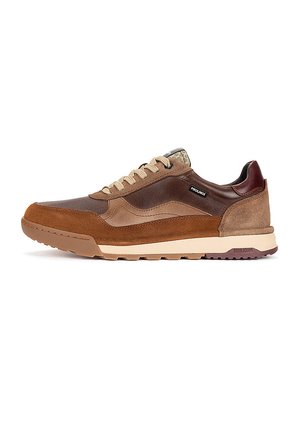 Zapatilla baja marrón con cordones beige, paneles de ante y cuero, y suela de goma texturizada, vista lateral sobre fondo blanco.