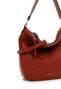 Rote Lederhandtasche mit abgerundetem Design, silbernem Metallzubehör und verstellbarem Tragegurt. Verfügt über einen oberen Reißverschluss und eine glatte Textur.