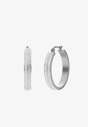 Silberne Creolen mit zwei Reihen kleiner klarer Kristalle entlang der Außenkante und einem Steckverschluss.