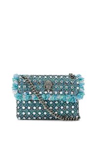 Borsa con perline che presenta una combinazione di tonalità blu, con rifinitura a frange e una cinghia a catena argentata. Charme decorativo a forma di mano sul davanti.