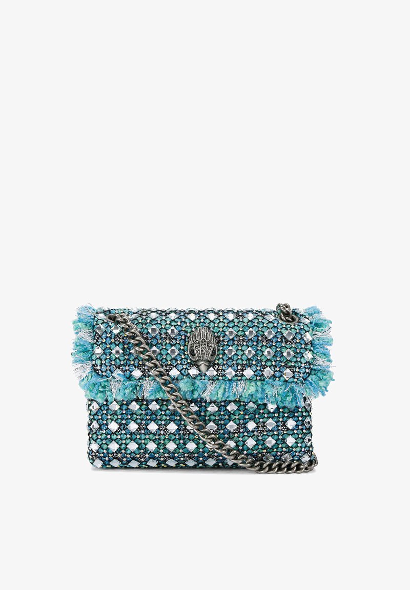 Sac à main en perles présentant un mélange de nuances de bleu, avec une finition à franges et une bandoulière en chaîne argentée. Accent charmant en forme de main à l'avant.