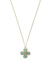 Collana in oro con pendant a forma di fiore a quattro petali decorato con pietre sfaccettate blu-verdi e un centro dorato.