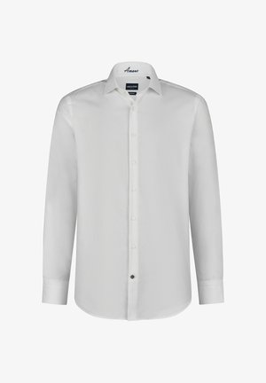 Weißes Langarmhemd aus glattem Stoff, mit klassischem Kragen, durchgehender Knopfleiste und einem einzelnen schwarzen Knopfakzent am Saum.