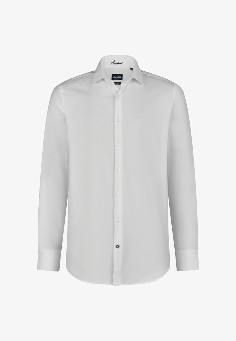 Weißes Langarmhemd aus glattem Stoff, mit klassischem Kragen, durchgehender Knopfleiste und einem einzelnen schwarzen Knopfakzent am Saum.