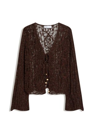 Cardigan marron foncé en maille ajourée avec manches longues, col en V et lien frontal avec perles en bois sur fond blanc.