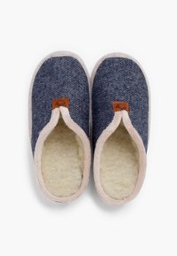 Tekstylne kapcie w granatowy wzór w jodełkę, z przytulnym beżowym wnętrzem i różowymi wykończeniami. Z przodu znajdują się taniecka skórzana naszywka logo.