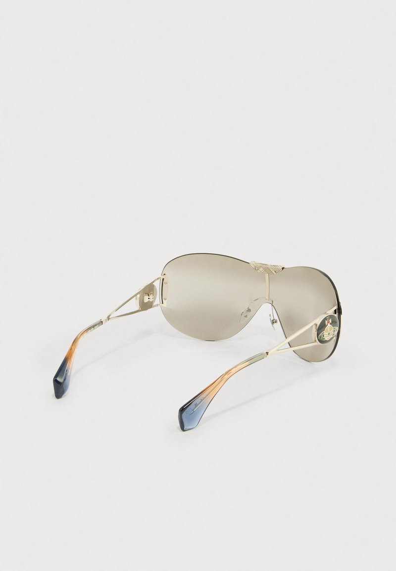 Sonnenbrille mit silbernen Metallrahmen, großen grauen Gläsern und braun getönten Bügeln, die zu Navy verblassen. Mit Logo und strukturiertem Brückendetail.