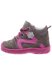 Grijze suède hoge schoen met roze accenten. Voorzien van roze veters en een decoratieve bloem aan de zijkant, rubberen zool en gestikte details.