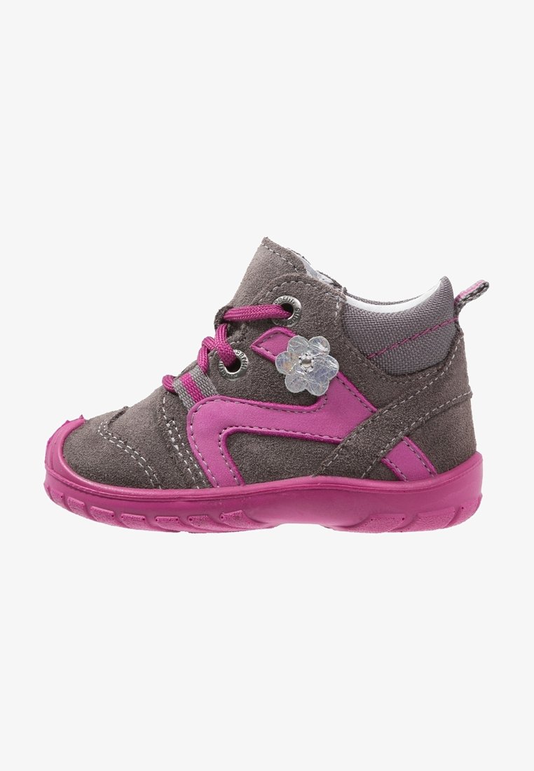 Grijze suède hoge schoen met roze accenten. Voorzien van roze veters en een decoratieve bloem aan de zijkant, rubberen zool en gestikte details.