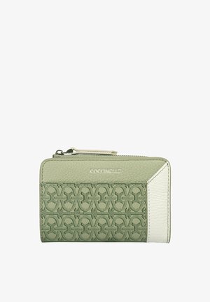 Cartera de cuero verde con patrón texturizado, detalles lisos, cierre con cremallera y el nombre de la marca "Coccinelle" grabado en plata.