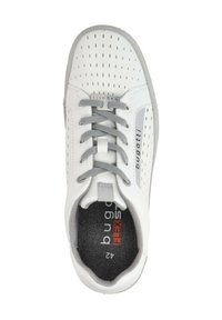 Weißer Sneaker mit durchbrochenem Design, grauen Akzenten und Schnürsenkeln. Mit einer Gummisohle und einer gepolsterten Einlegesohle mit der Aufschrift "bugatti FLEX S."